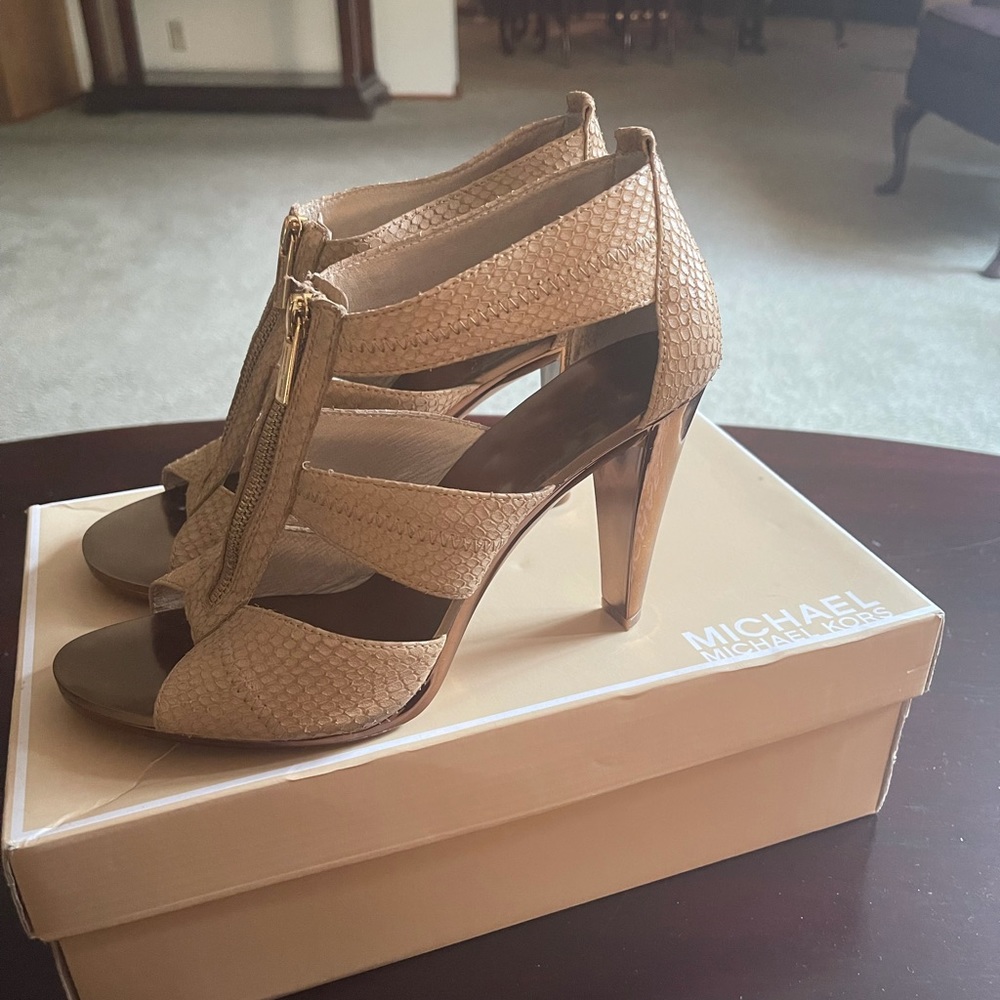 Never Worn  MICHAEL Michael Kors Sandal! - Picture 2 of 6